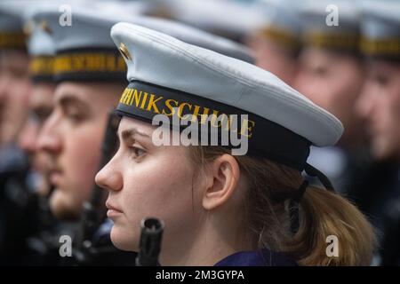 Kramerhof, Germany. 15th Dec, 2022. Bundeswehr recruits stand during the ceremonial swearing-in in the Vogelsanghalle in Kramerhof. 190 new servicemen and women from the Parow Naval Technology School were sworn in at the Vogelsanghalle in Kramerhof. According to the school, 159 men and 31 women were training to become technicians for the German armed forces. Credit: Stefan Sauer/dpa/Alamy Live News Stock Photo