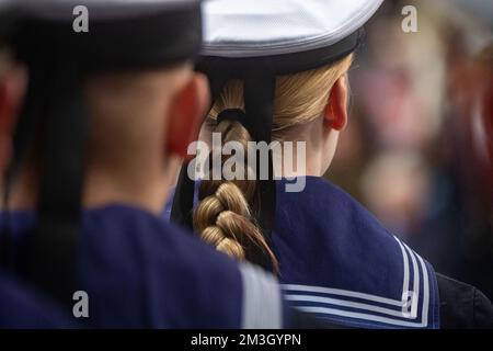 Kramerhof, Germany. 15th Dec, 2022. Bundeswehr recruits take part in the ceremonial swearing-in at the Vogelsanghalle in Kramerhof. 190 new servicemen and women from the Parow Naval Technology School have been sworn in at the Vogelsanghalle in Kramerhof. According to the school, 159 men and 31 women were training to become technicians for the German armed forces. Credit: Stefan Sauer/dpa/Alamy Live News Stock Photo