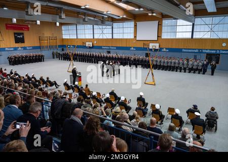 Kramerhof, Germany. 15th Dec, 2022. Bundeswehr recruits during the ceremonial swearing-in at the Vogelsanghalle in Kramerhof. 190 new servicemen and women from the Parow Naval Technology School were sworn in at the Vogelsanghalle in Kramerhof. According to the school, 159 men and 31 women were training to become technicians for the German armed forces. Credit: Stefan Sauer/dpa/Alamy Live News Stock Photo