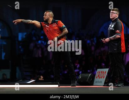 Grant Sampson and Keane Barry in action during day one of the Cazoo World Darts Championship at Alexandra Palace, London. Picture date: Thursday December 15, 2022. Stock Photo