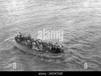 Survivors from the Titanic disaster in lifeboats Stock Photo