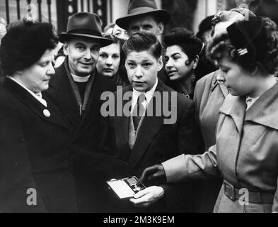 John Bamford, youngest winner of the George Cross medal after his investiture at Buckingham Palace. John received the award for rescuing his two brothers from a blazing bedroom at his home in Baker Street.     Date: 1952 Stock Photo