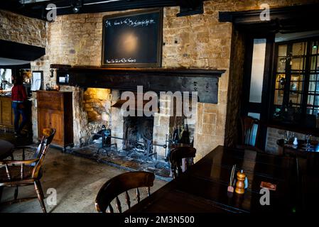 Moreton-in-Marsh snug pub with an inglenook fireplace in the Cotswolds, England. Stock Photo