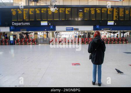 London, UK. 16th Dec, 2022. With just over a week until Christmas, Waterloo station is pretty quiet, due to Industrial action by 40,000 members of the RMT Union. Train operating companies are taking strike action on 13, 14, 16 and 17th December. They are asking for better pay. Credit: Mark Thomas/Alamy Live News Stock Photo