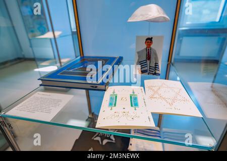 28 July 2022, Essen, Germany: Attributes and accessories for the traditional bar Mitzvah celebration at the Museum of Judaism in the synagogue Stock Photo