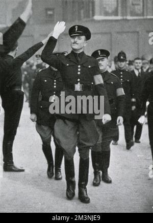 Sir Oswald Mosley arrives to review his Blackshirts, the British Union of Fascists, assembled in Royal Mint Street, before their proposed march through the East End of London. The march was diverted to avoid the enormous anti-fascist demonstration that had gathered to protest.     Date: 4 October 1936 Stock Photo