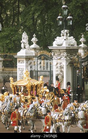 The elaborate gold State coach leaving Buckingham Palace on the occasion of the Royal wedding between Prince Charles and Lady Diana Spencer on 29 July 1981.     Date: 1981 Stock Photo