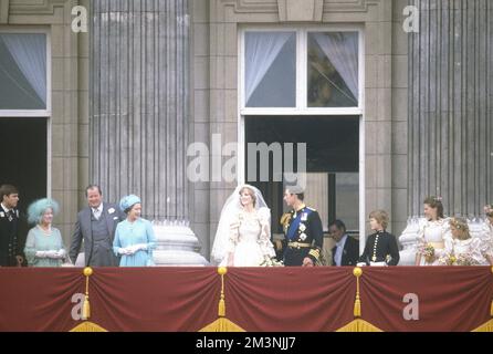 The royal family on the balcony of Buckingham Palace waving to the crowds on the day of the Royal Wedding between Prince Charles and Lady Diana Spencer.      Date: 1981 Stock Photo