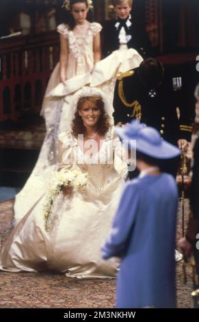 Royal Wedding 1986 - Fergie curtseys to the Queen Stock Photo