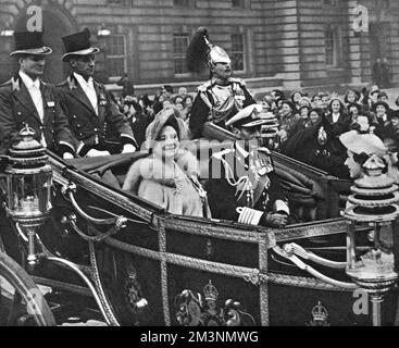 George VI and Queen Elizabeth leaving Buckingham Palace Stock Photo