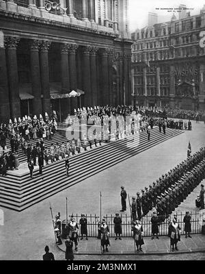 General view of King George VI opening the Festival of Britain from the steps of St Paul's Cathedral, City of London, at noon on Thursday 3 May 1951.  On the steps to the left are members of the royal family, and to the right are politicians.  In the foreground can be seen Pikemen of the Honourable Artillery company and members of 326 (City of London) Battalion, Women's Royal Army Corps, and a Guard of Honour.       Date: 3 May 1951 Stock Photo
