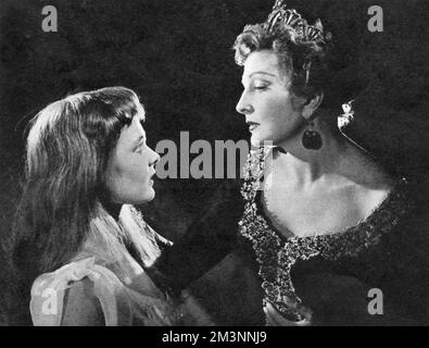 Dame Judi Dench's professional stage debut as Ophelia with Coral Browne as Gertrude in 'Hamlet', produced by the London Old Vic Company.     Date: 1957 Stock Photo