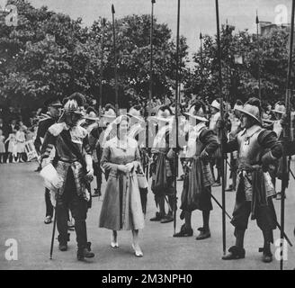 The Queen inspecting the pikemen and musketeers of the Honourable Artillery Company at Armoury House.     Date: 1955 Stock Photo