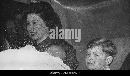 Queen Elizabeth II leaving London for Windsor Castle with her fourth child, the newborn Prince Edward, and Prince Andrew on her first public appearance since the baby was born.     Date: 1964 Stock Photo