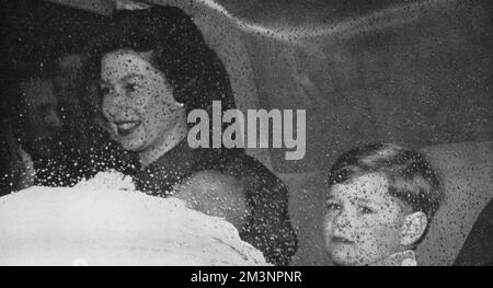 Queen Elizabeth II with newborn Prince Edward Stock Photo