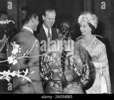 Queen Elizabeth II and Prince Philip, Duke of Edinburgh chatting to the famous Mount Everest guide, Sherpa Tensing Norgay (1914 - 1986) at Rashtrapati Bhaven, the home of the President of India in New Delhi, 1961.  Tenzing Norgay accompanied Sir Edmund Hillary to the summit of Everest on 29 May 1953.         Date: 1961 Stock Photo
