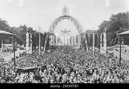 Coronation 1953, crowds in the Mall Stock Photo