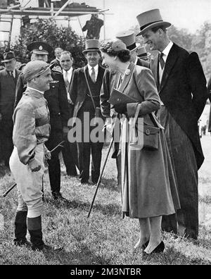 Queen Elizabeth II meets Gordon Richards at the Derby Stock Photo