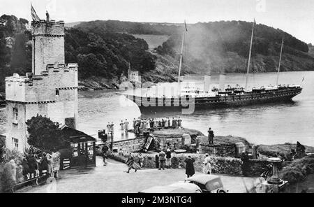 Royal Yacht Victoria and Albert arriving at Dartmouth, 1939 Stock Photo