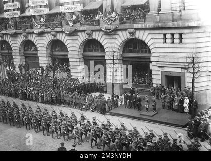 Anzacs march through London on Anzac Day, 25th April 1919. 25th April was officially named as ANZAC (Australian and New Zealand Army Corps) Day in 1916. Commonwealth troops from India can also be seen watching the parade.     Date: 25th April 1919 Stock Photo