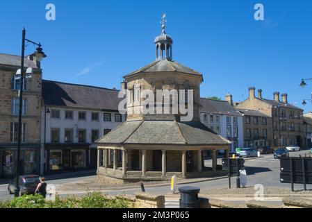 The high street of the town of Barnard Castle; looking north west.  Showing the hitoric ' butter Market' and market cross erected in 1747. County Durh Stock Photo