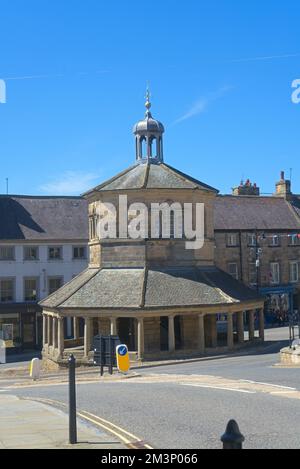 The high street of the town of Barnard Castle; looking west.  Showing the hitoric ' butter Market' and market cross erected in 1747. County Durham; En Stock Photo