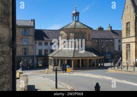 The high street of the town of Barnard Castle; looking north west.  Showing the historic ' butter Market' and market cross erected in 1747. County Dur Stock Photo