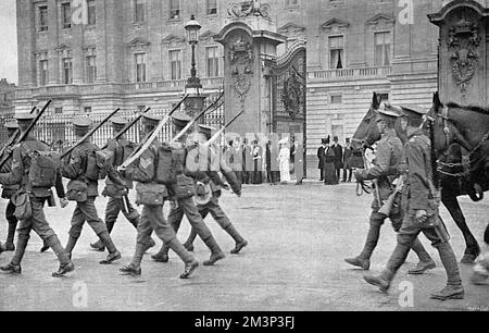 The 2nd Battalion Grenadier Guards march past Buckingham Palace, saluted by King George V, their Colonel-in-Chief, and watched by other members of the Royal Family, including Queen Mary, Princess Mary and the Prince of Wales, who joined the 1st Battalion of the Grenadiers as a Second Lieutenant the following day.  9 August 1914 Stock Photo