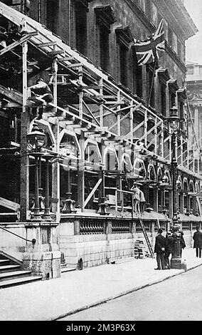 Erecting coronation seats in front of Reform Club Stock Photo