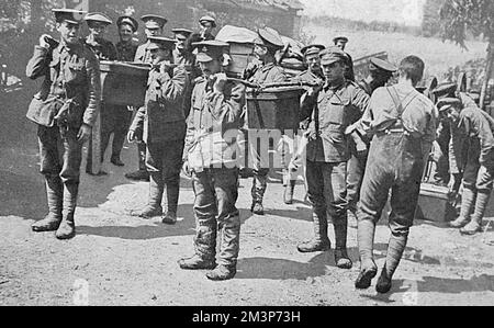 Hot dinner for men in the trenches, WW1 Stock Photo