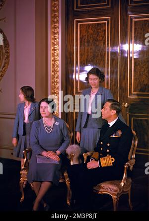 King George VI, King of the United Kingdom (1895-1952) and Queen Elizabeth (later the Queen Mother) (1900-2002) pictured with their daughters, Elizabeth (later Queen Elizabeth II) (1926-) (back right) and Princess Margaret (1930-2002) (back left) at Buckingham Palace?     Date: circa 1940 Stock Photo