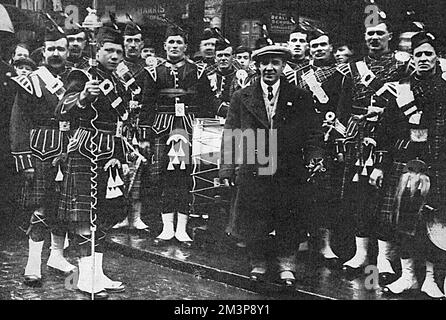 Harry Lauder (1870-1950), Scottish music hall entertainer, pictured with a pipe he had organised, with the sanction of the War Office, to tour Scotland and the North of England and stimulate recruitment during the First World War.  His appeal was as follows: 'I want 1000 men.  Our country calls for the best that is in us.  Anything we can do let us do it voluntarily and without force.  Don't let the spirits of the glorious past laugh us to disaster.'     Date: 1915 Stock Photo