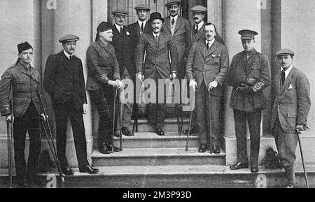 A group of wounded soldiers gathered for a photograph at King Manuel's (ex-King of Portugal) Convalescent Home in Brighton.  From left to right are Lieut M. D. Kennedy, 2nd Scottish Rifles, Lieut. Hervey C. Hawkins, 6th Welsh Regiment, Major E. B. Ferris, 2nd Scottish Rifles, Captain C. C. Waddington, 2nd Hants, Lieut G. M. Goodall, 2nd Gurkha Rifles, Lieut-Colonel E. W. Plummer, Royal Field Artillery, Major Lambton Jones Mortimer, 13th Somerset Light Infantry, Captain R, O, Purcell, 60th Rifles, Major A. F. Croker, Royal Scots, Lieut. F. Dix Perkins, 1, K.S.E.R, Lieut. C. R. Jackson, Rifle Br Stock Photo