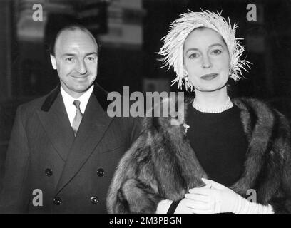 John Dennis Profumo (1915-2006), British conservative politician and Secretary of State for War in Harold Macmillan's government until his involvement with call girl Christine Keeler (and his subsequent denial of any impropriety) during the infamous Profumo Affair led to his resignation.  Pictured with his wife, actress Valerie Hobson (1917-1998).     Date: c.1960 Stock Photo