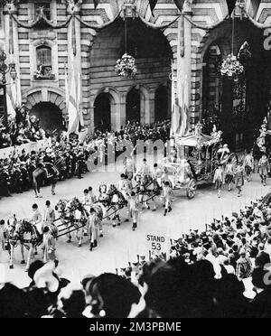 The Gold State Coach passing under Admiralty Arch during the coronation procession of His Majesty King George VI (1895-1952), 1937. George VI's coronation took place on 12th May 1937 at Westminster Abbey, the date previously intended for his brother Edward VIII's coronation. Stock Photo