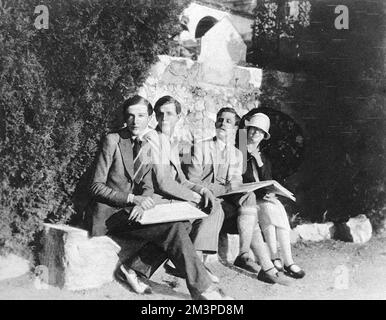 A group of Bright Young People sketching at Cap Ferrat - from left, Cecil Beaton, the Hon. Stephen Tennant, Rex Whistler and Elizabeth Lowndes.     Date: 1927