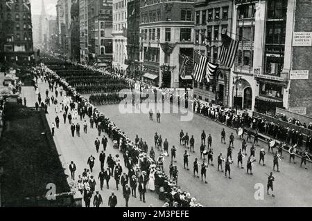 WW1 - American troops parading through New York before their departure for War in France. A brass band lead the formation through the streets of the city. The American citizens stand by to watch the procession.     Date: 1917 Stock Photo
