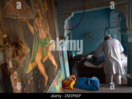 Old indian muslim man ironing clothes, Rajasthan, Ramgarh Shekhawati, India Stock Photo