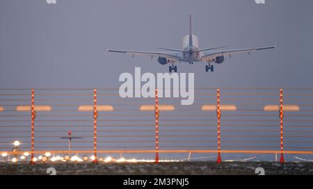 Hamburg, Germany. 16th Dec, 2022. A passenger plane lands at Hamburg Airport in the afternoon. Credit: Marcus Brandt/dpa/Alamy Live News Stock Photo