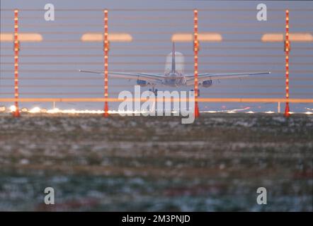 Hamburg, Germany. 16th Dec, 2022. A passenger plane lands at Hamburg Airport in the afternoon. Credit: Marcus Brandt/dpa/Alamy Live News Stock Photo