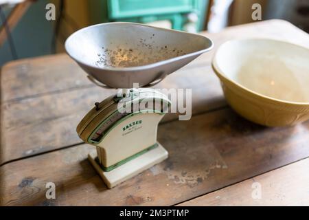 https://l450v.alamy.com/450v/2m3ptmp/old-fashioned-salter-weighing-scales-on-a-wooden-kitchen-table-uk-2m3ptmp.jpg
