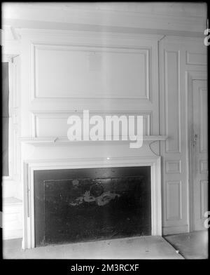 Salem, 168 Derby Street, interior detail, mantel and panelling, west side, Richard Derby house , Houses, Interiors, Mantels, Paneling, Derby, Richard, 1712-1783. Frank Cousins Glass Plate Negatives Collection Stock Photo