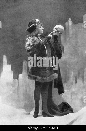 The actress Sarah Bernhardt (1844 - 1923) in the male role of Hamlet in Shakespeare's play of the same name.  1899 Stock Photo