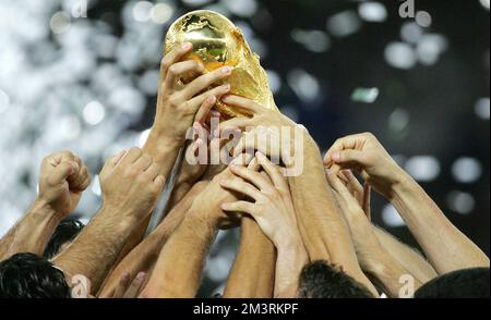 Berlin, Deutschland. 10th July, 2006. firo football : 09.07.2006 international, national team, World Cup 2006, World Cup 2006 Germany Final Final FIFA World Cup Italy - France ITA - FRA Italy is World Champion 2006 nVuE hands on the cup Feature in general copyright by firo sportphoto: Pfefferackerstr. 2a 45894 Gelsenkirchen www.firosportphoto.de mail@firosportphoto.de (Volksbank Bochum-Witten) BLZ.: 430 601 29 Kt. Nr.: 341 117 100 Tel: 0209 - 9304402 Fax: 0209 - 9304443 Credit: dpa/Alamy Live News Stock Photo