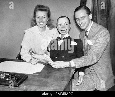 Forces' Sweetheart Vera Lynn at the BBC, recording with Peter Brough and famous ventriloquist dummy, Archie Andrews, 1944. Lynn had only just returned from a tour of India and Burma where she had been singing for the troops.      Date: 1944 Stock Photo