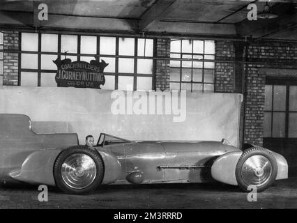 Un morceau d'histoire automobile En 1935, la légende anglaise de la course Sir Malcolm Campbell a fièrement posé aux côtés de sa machine record, le Campbell-Railton Blue Bird. Connu pour son esprit