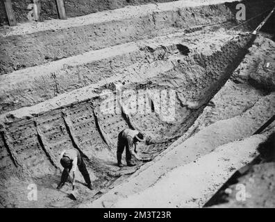 Unearthing the ship-grave of an Anglo-Saxon warrior king at Sutton Hoo, Suffolk. The excavations reveal the outlines of a 6th century sea-going craft. The wood of the vessel has mostly rotted away but lines of regularly-spaced marks in the earth show clearly enough how it was constructed. Stock Photo