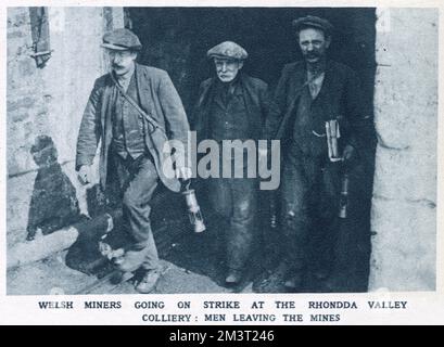 Welsh miners going on strike at the Rhondda valley colliery: Men leaving the mines. Stock Photo