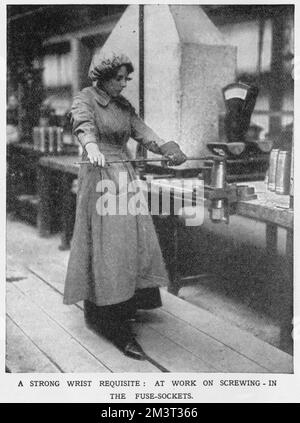 Vickers Munition Factory - Screwing in Fuse Sockets 1915 Stock Photo