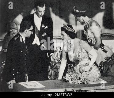 Queen Elizabeth II takes her seat in the royal box of the Royal Opera House alongside King Mahendra of Nepal for a Gala Performance of Bellini's La Sonnambula. Behind them is Marina, Dowager Duchess of Kent, and her son, the Duke of Kent. Stock Photo